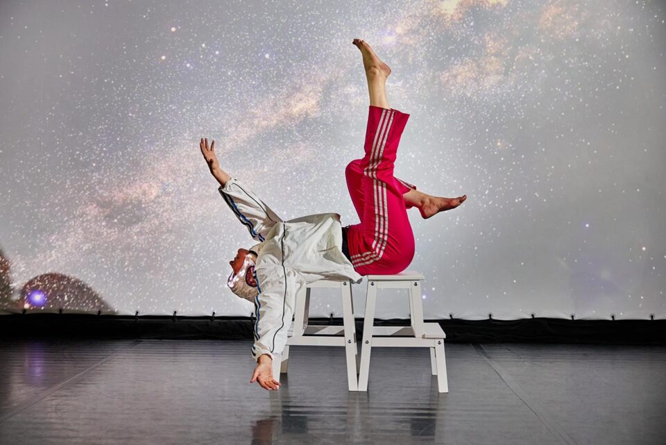 Am 20.11.2024 besuchten Freundeskreismitglieder die Vorstellung „Feine Essenz AG: Winterkind – Made in GDR, eine Produktion von Feine Essenz AG, im Neuen Schauspiel Leipzig. Lykke Langer nahm uns mit auf eine theatrale Spurensuche in eine Kindheit und Jugend zwischen Wochenkrippe und Kinderheim, familiären Verstrickungen mit der Staatssicherheit und Ausreiseanträgen. Die persönliche Geschichte beleuchtet den ideologischen Hintergrund ihrer Erziehung, die fehlende "Nestwärme" wird spürbar. Eine beeindruckende Performance. © Kerstin Nussbacher