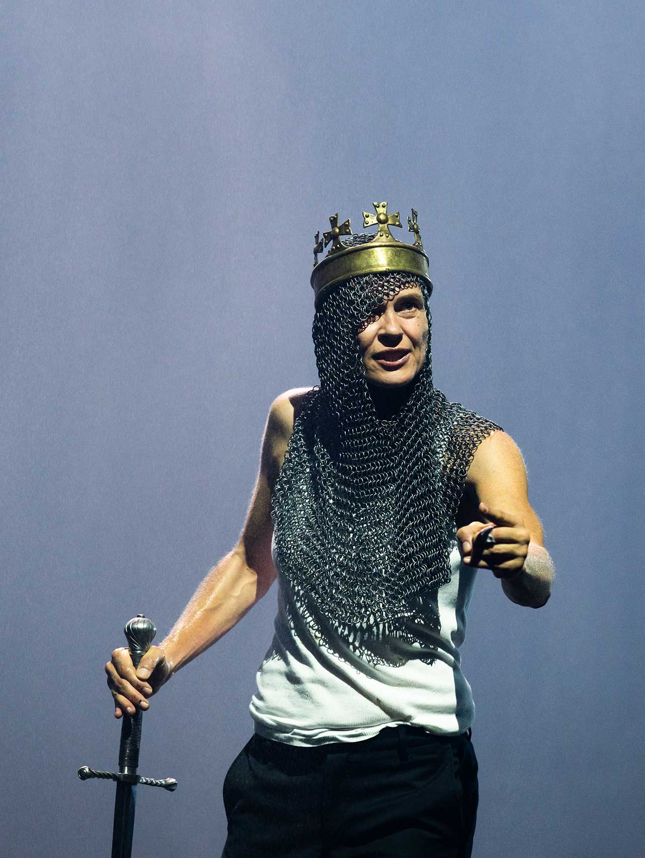 Anne Cathrin Buhtz mit Kettenhemd, Krone und Schwert als Richard III