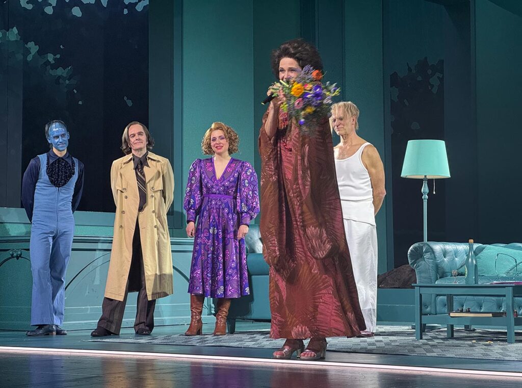Preisträgerin Anne Cathrin Buhtz mit dem Leioziger Theaterpreis 2025.