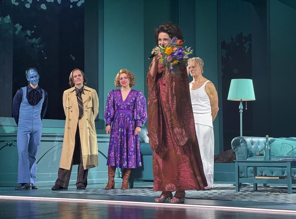 Preisträgerin Anne Cathrin Buhtz mit dem Leioziger Theaterpreis 2025.