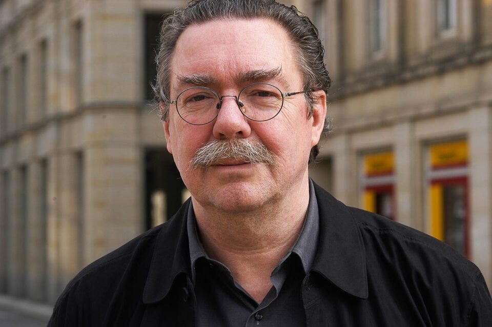 Wolfgang Engel 2004 vor dem Schauspielhaus