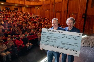 Freundeskreis Schauspiel Leipzig: Überreichung des Spenden-Schecks für die Interimsspielstätte ag(o)ra