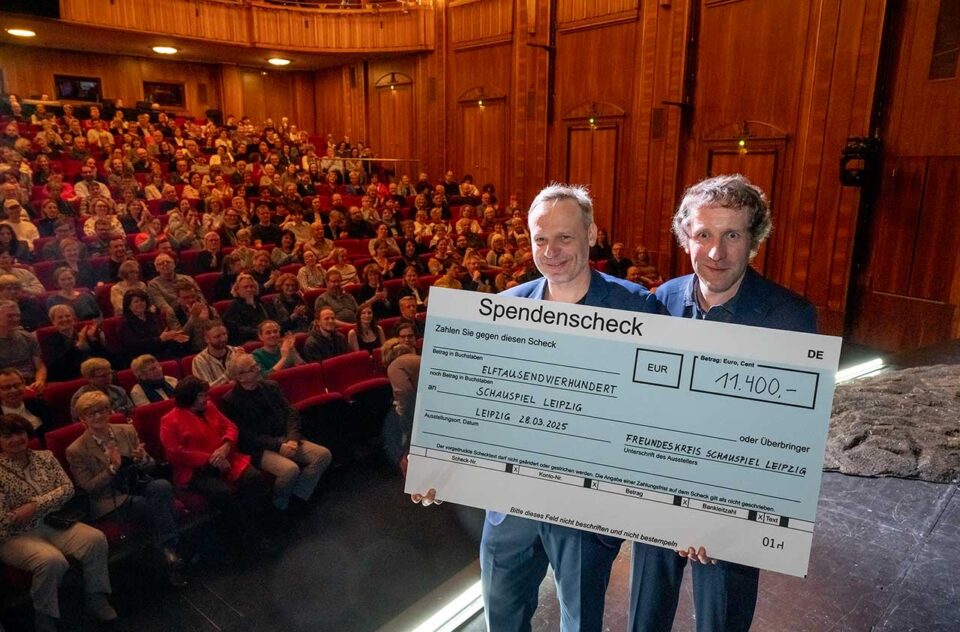 Freundeskreis Schauspiel Leipzig: Überreichung des Spenden-Schecks für die Interimsspielstätte ag(o)ra